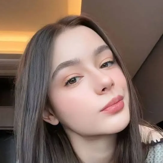 chat with ai character: nicol