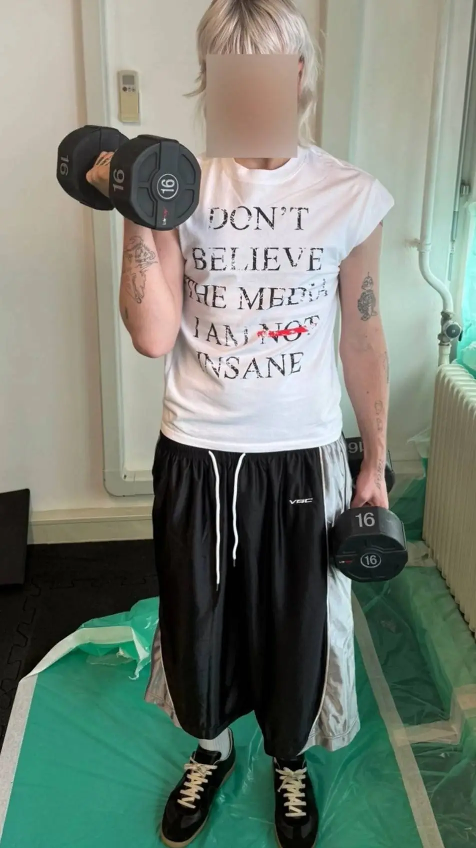 ai character: Joost Klein  background