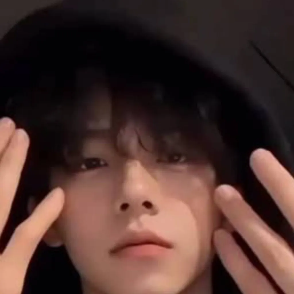 chat with ai character: Zeng Wiroshi