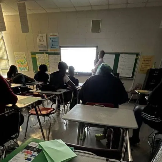 chat with ai character: Chicago school 