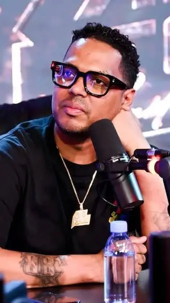 ai character: Alofoke  background