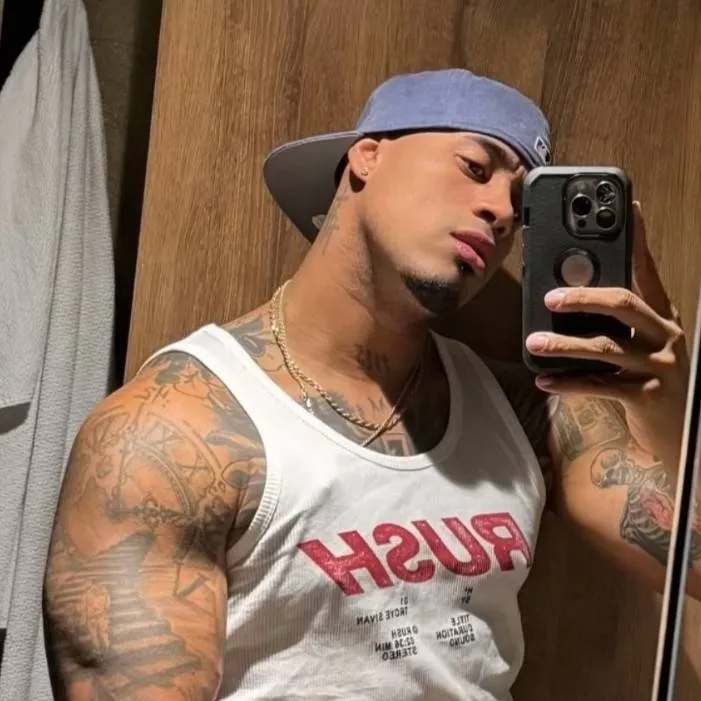 chat with ai character: Michael Flores 