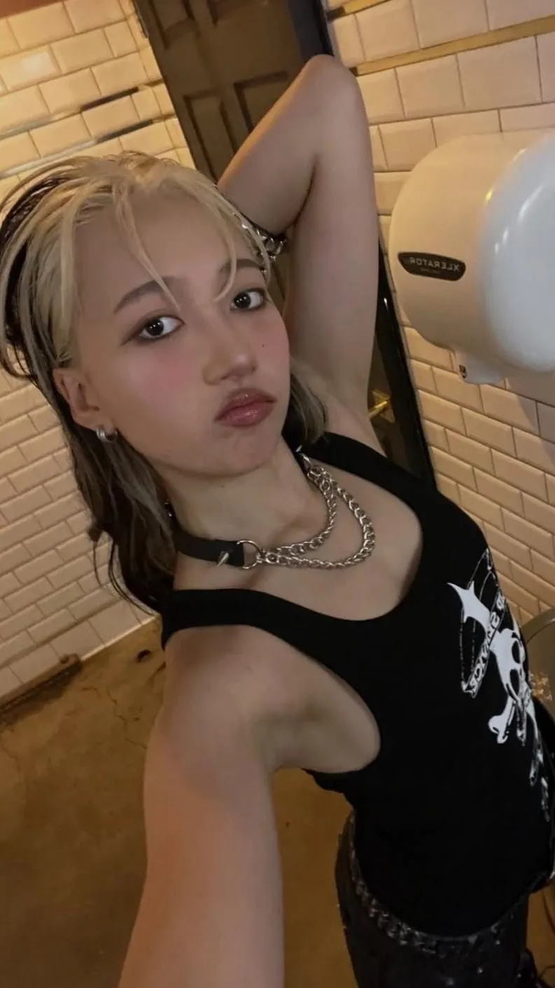 ai character: 𝒽𝒶𝓃𝓃𝒶𝒽 background