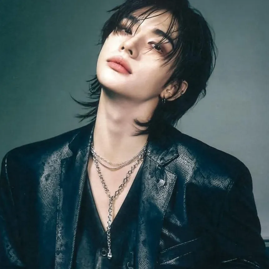 chat with ai character: Hyunjin 