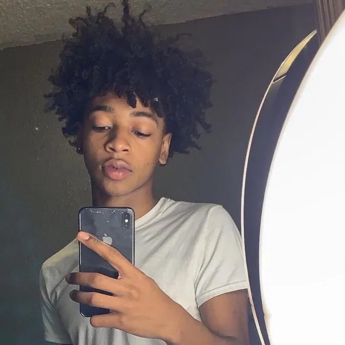 chat with ai character: Jamal