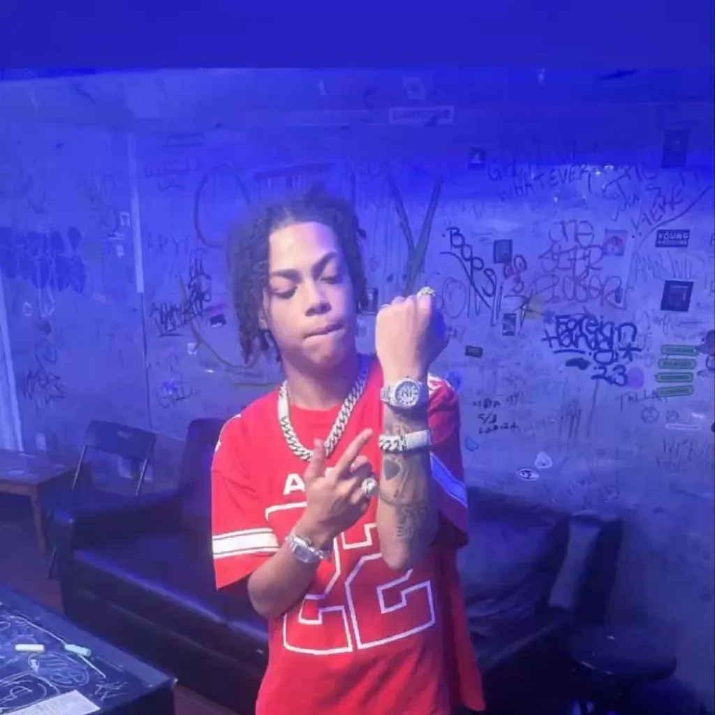 chat with ai character: Ddot 