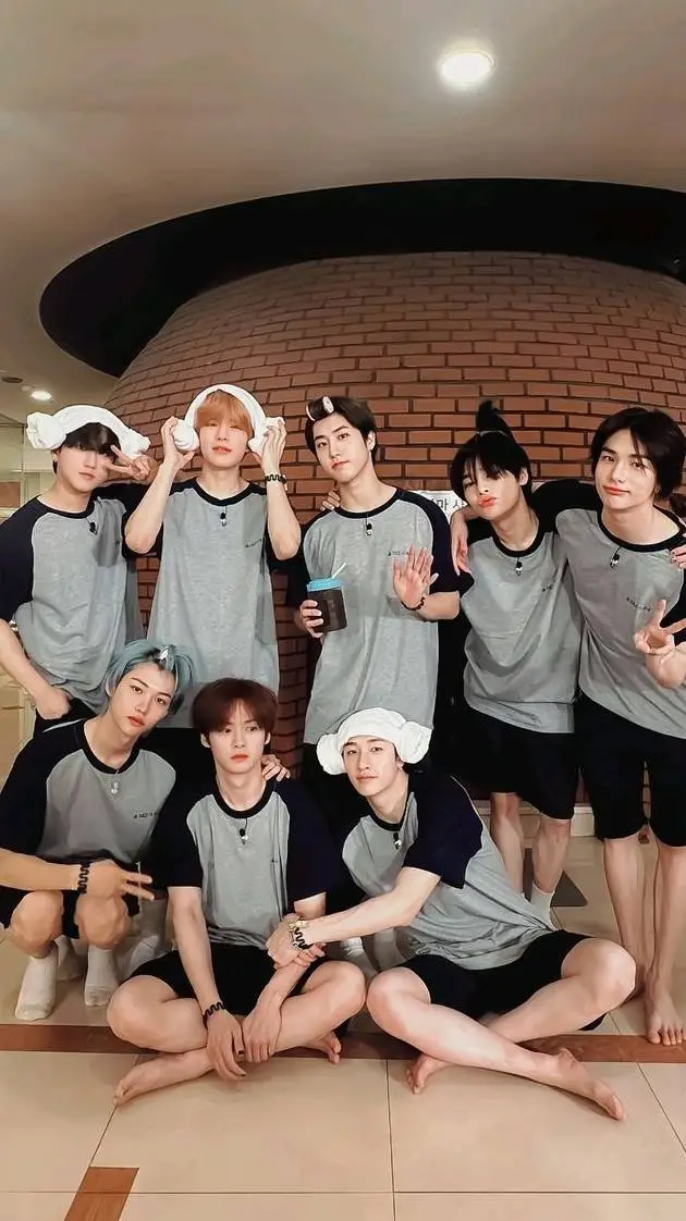 ai character: -~☆𝐒𝐊𝐙☆~- background