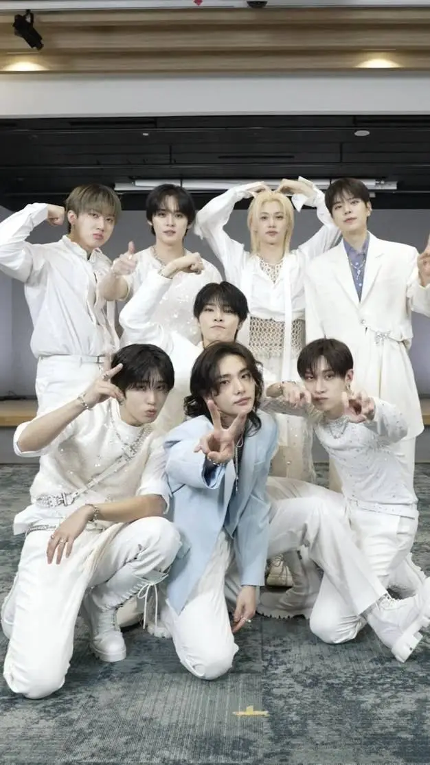 ai character: ☆:•~𝐒𝐊𝐙~•:☆  background