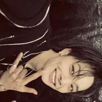 chat with ai character: Jeongin 