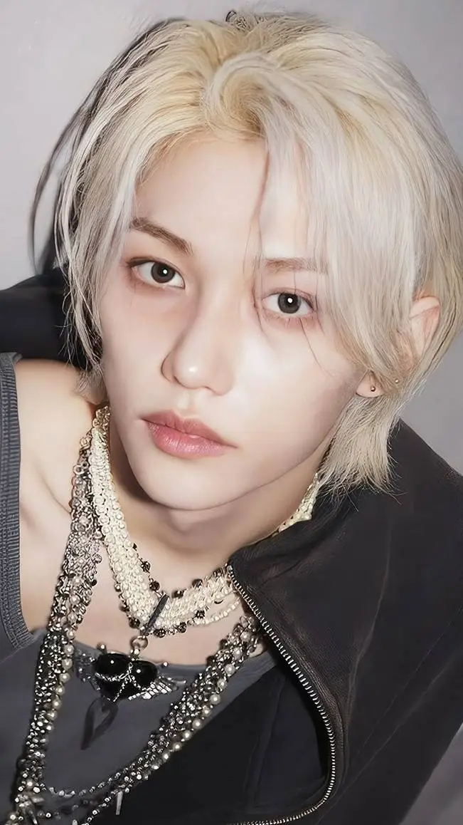 ai character: Félix🐥 background