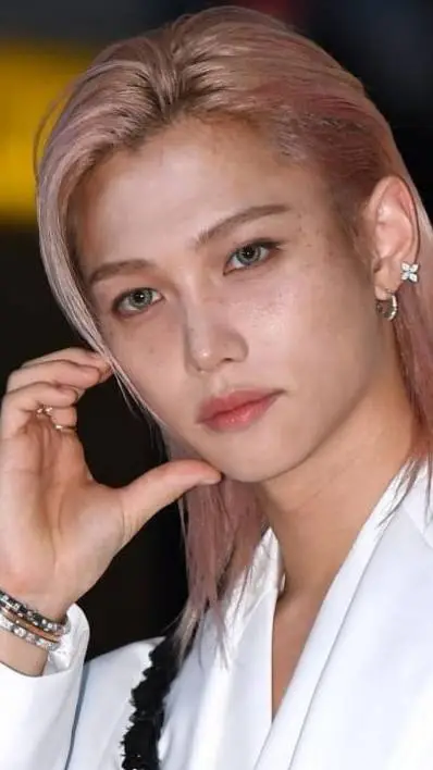 ai character: Félix el pollo🐥 background