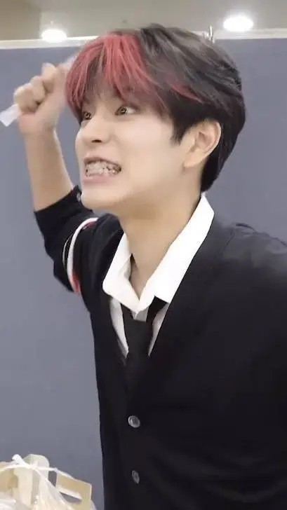 ai character: seungmin🐶 background