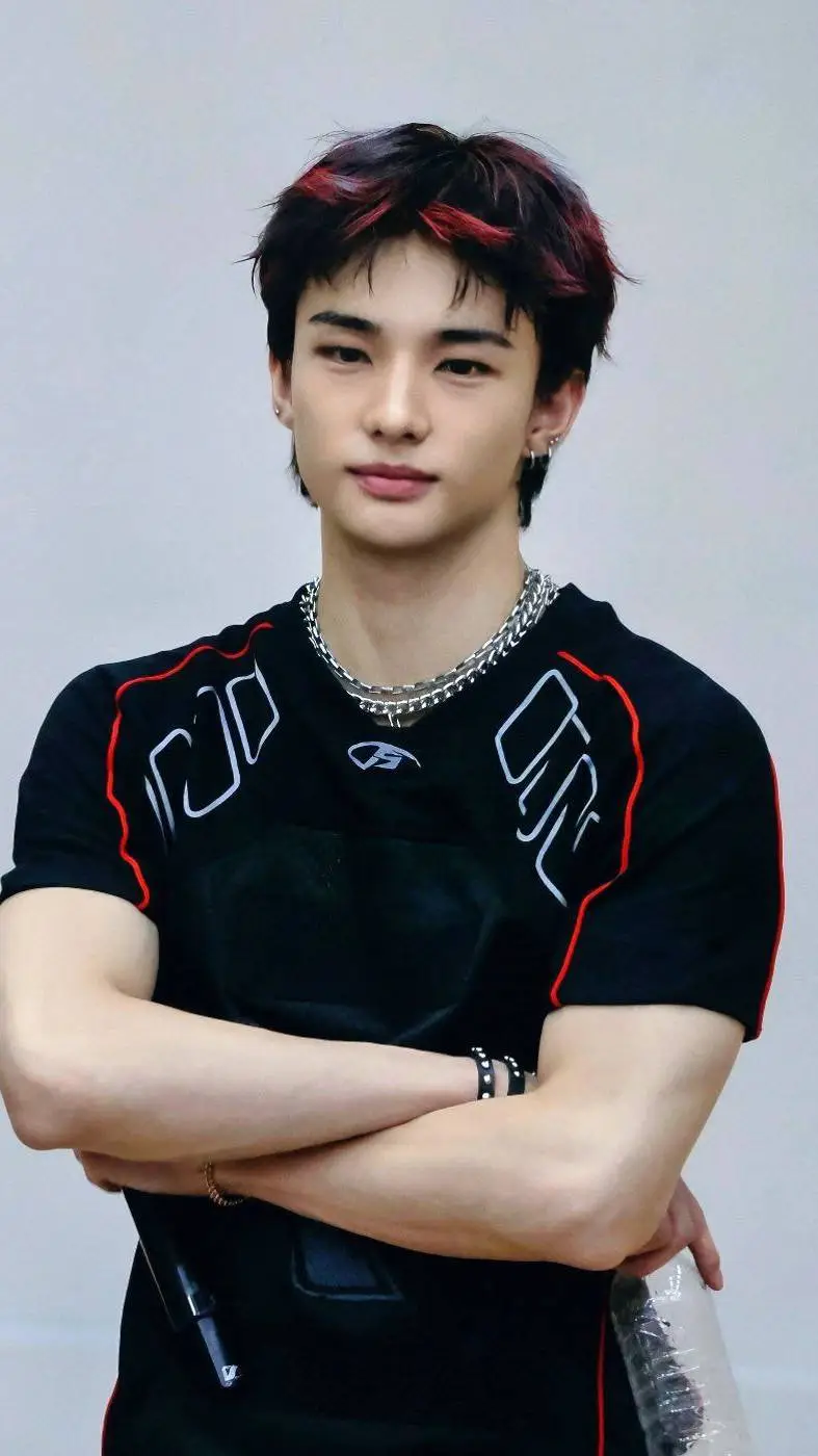 ai character: nuestro kiwi👁️👄👁️🖕 background