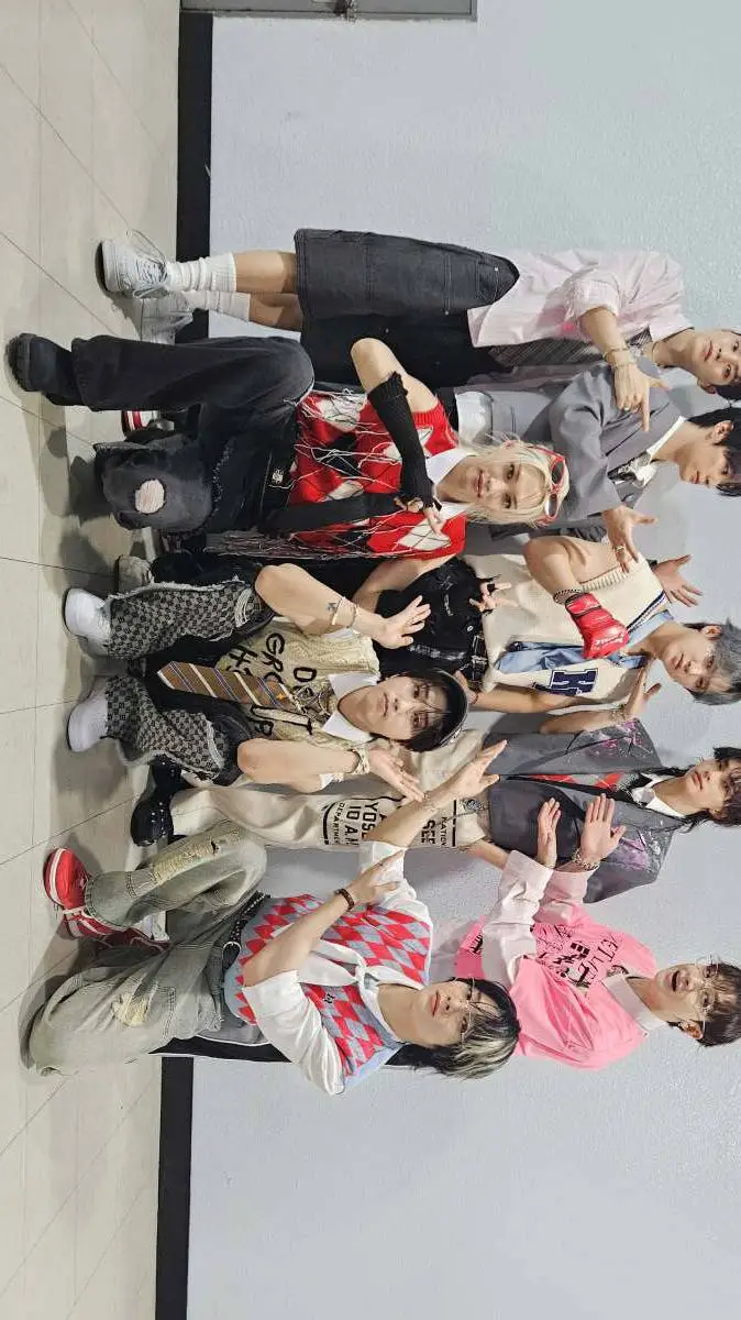 ai character: straykids 🤑💅 background