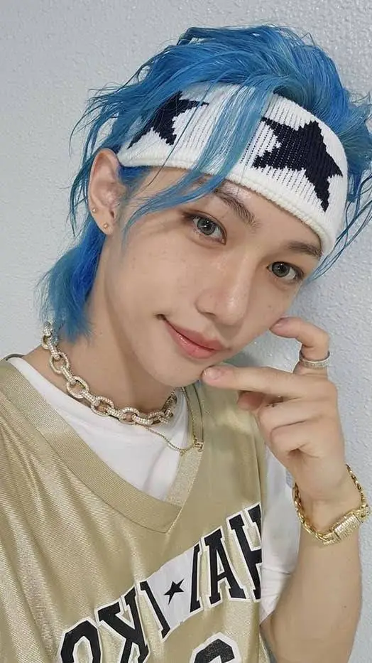 ai character: Félix👁️👄👁️ background