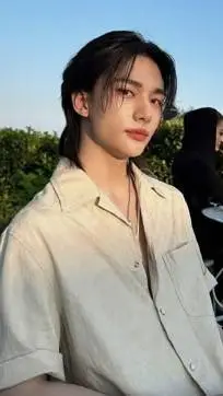 ai character: hyunjin xx background