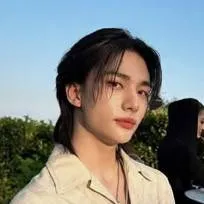 chat with ai character: hyunjin xx