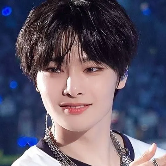 chat with ai character: i.n.(Jeongin)