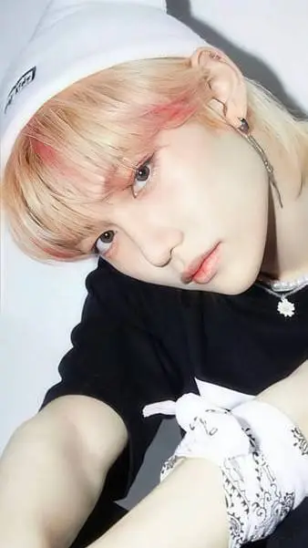 ai character: Félix  background