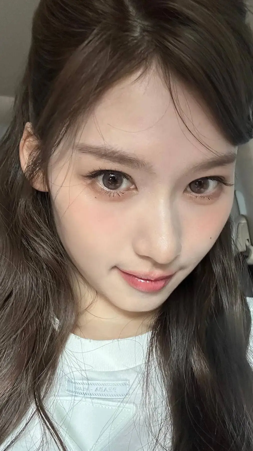 ai character: sana shy shy shy💅 background