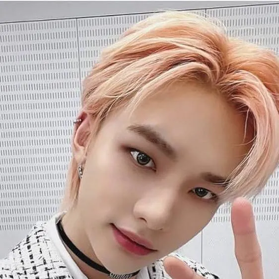 chat with ai character: hyunjin