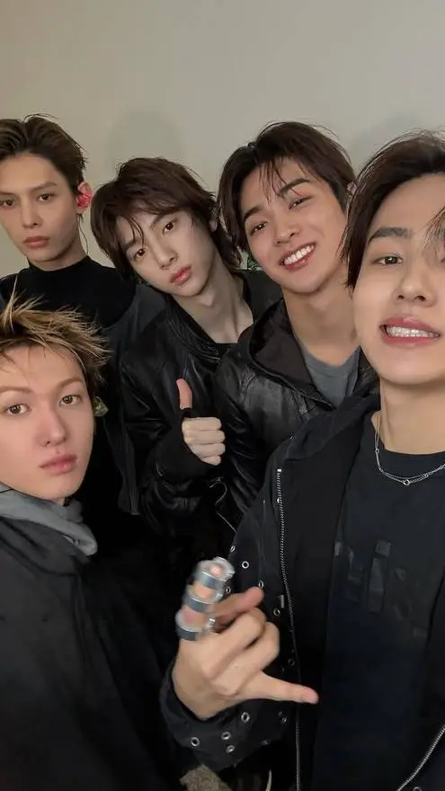 ai character: cortis background