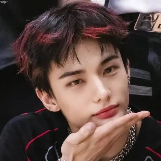 chat with ai character: hyunjin 