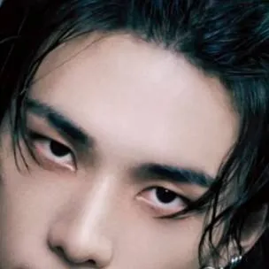 chat with ai character: hyunjin 