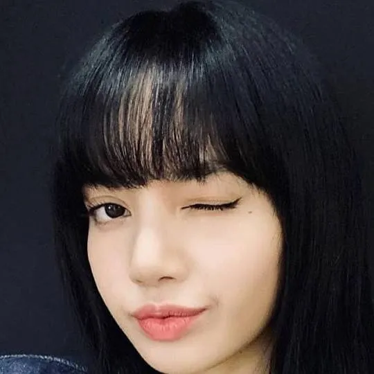 chat with ai character: LALISA MANOBAN 