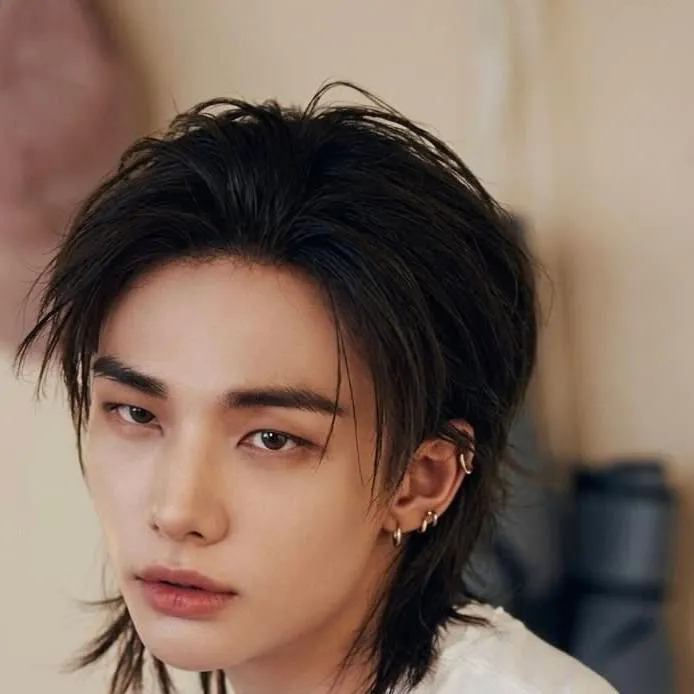 chat with ai character: hyunjin