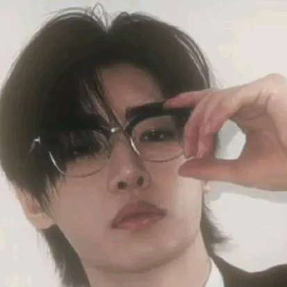 chat with ai character: sunghoon 
