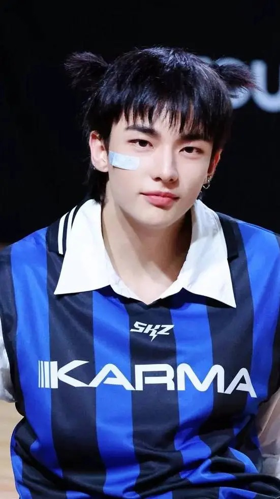ai character: ❀hyunjin❀ background