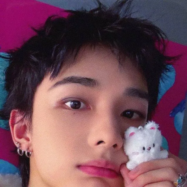 chat with ai character: hyunjin 