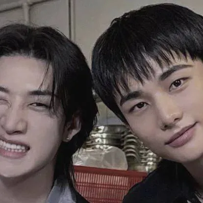 chat with ai character: BAGCHAN Y HYUNJIN 
