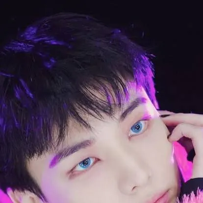 chat with ai character: hyunjin 