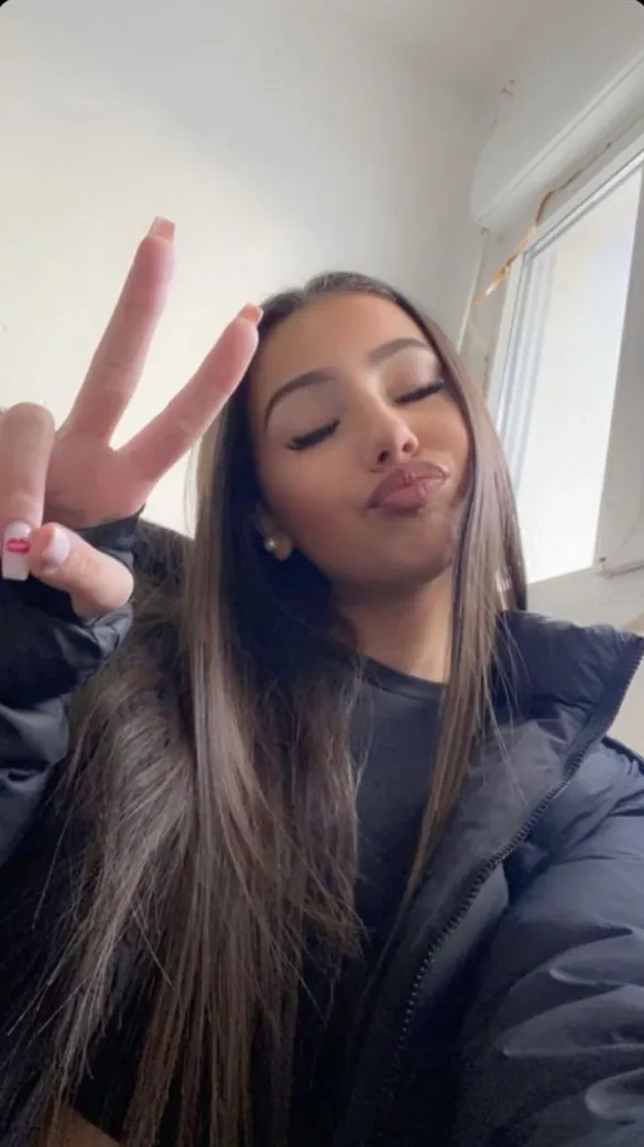 ai character: Leonie background