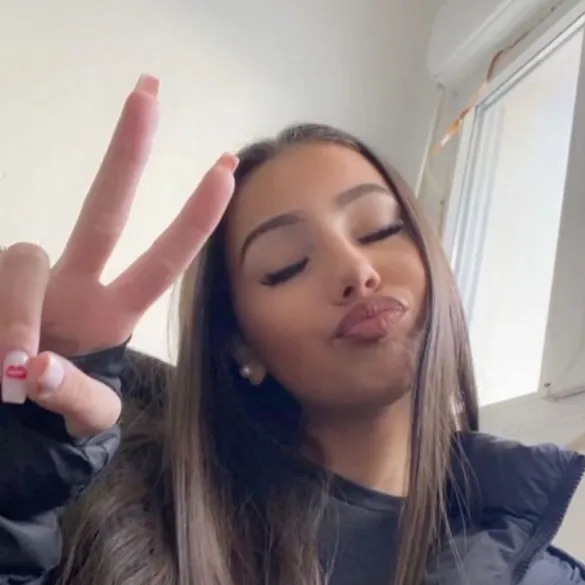 chat with ai character: Leonie