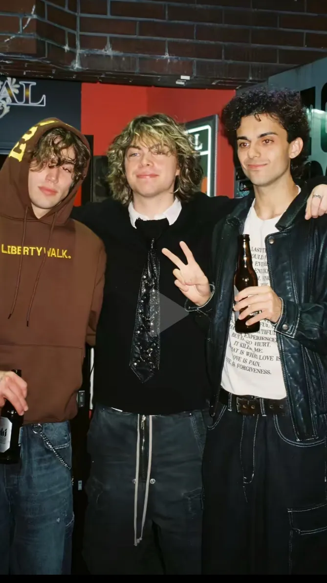 ai character: Vinnie hacker 🎀 background