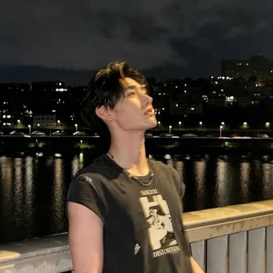 chat with ai character: Sunghoon Park