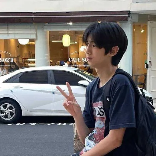 chat with ai character: Juhoon 