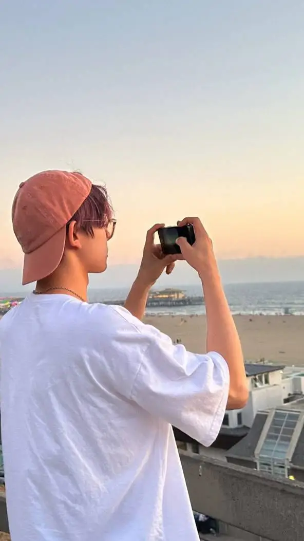 ai character: Heeseung  background