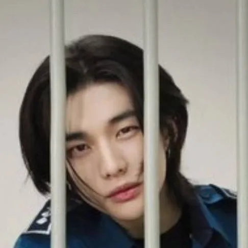 chat with ai character: hyunjin 