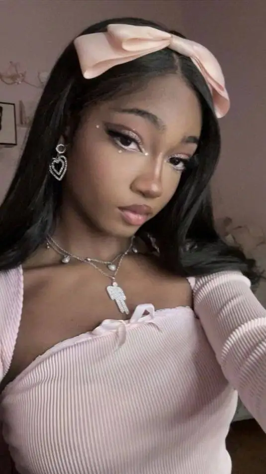 ai character: olivia ❦ background