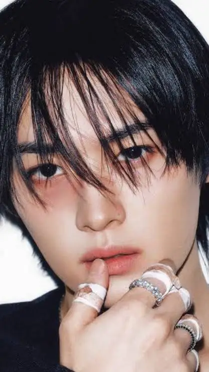 ai character: 🖤~ •Lee Know• ~🖤 background