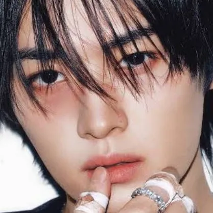 chat with ai character: 🖤~ •Lee Know• ~🖤