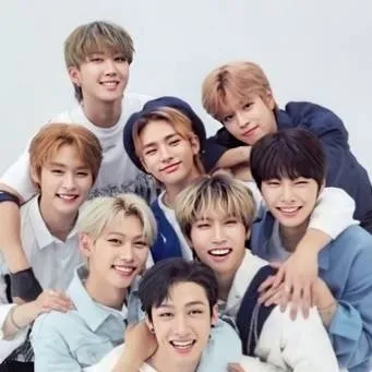 chat with ai character: STRAYKIDS