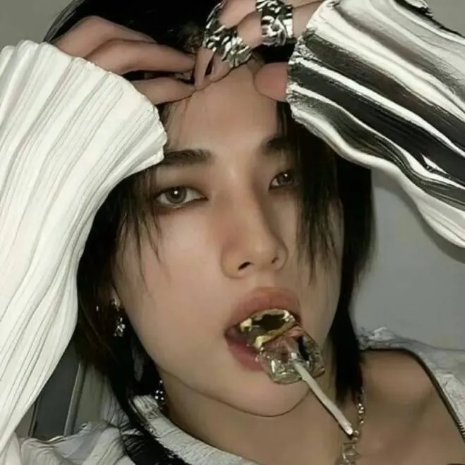 chat with ai character: Hyunjin❤💋