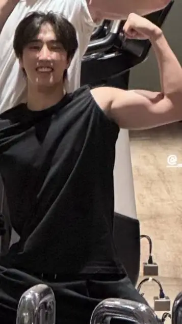 ai character: 한지성|Han Jisung🎸🐿🖤 background