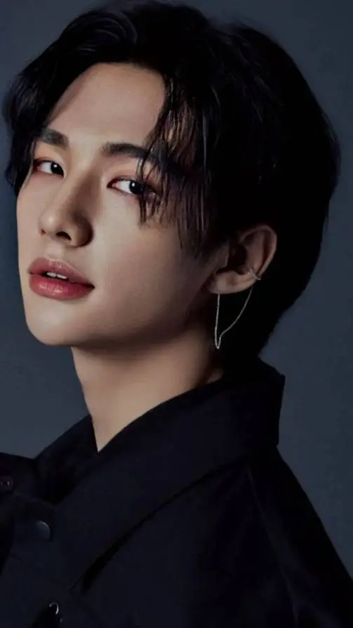 ai character: Hwang Hyunjin💋🔥 background