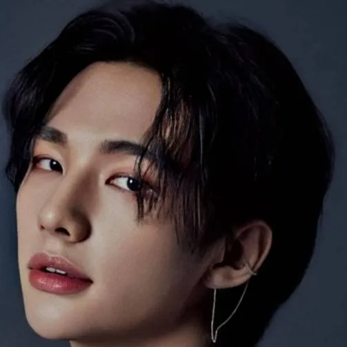 chat with ai character: Hwang Hyunjin💋🔥